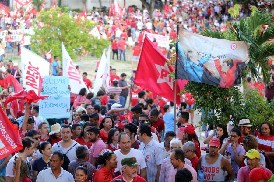 O mote dos protestos desta sexta-feira, 18, no Centro de Fortaleza,  foi em defesa da democracia e contra o impeachment da presidente Dilma Rousseff. Foto: Fbio Lima/ O POVO