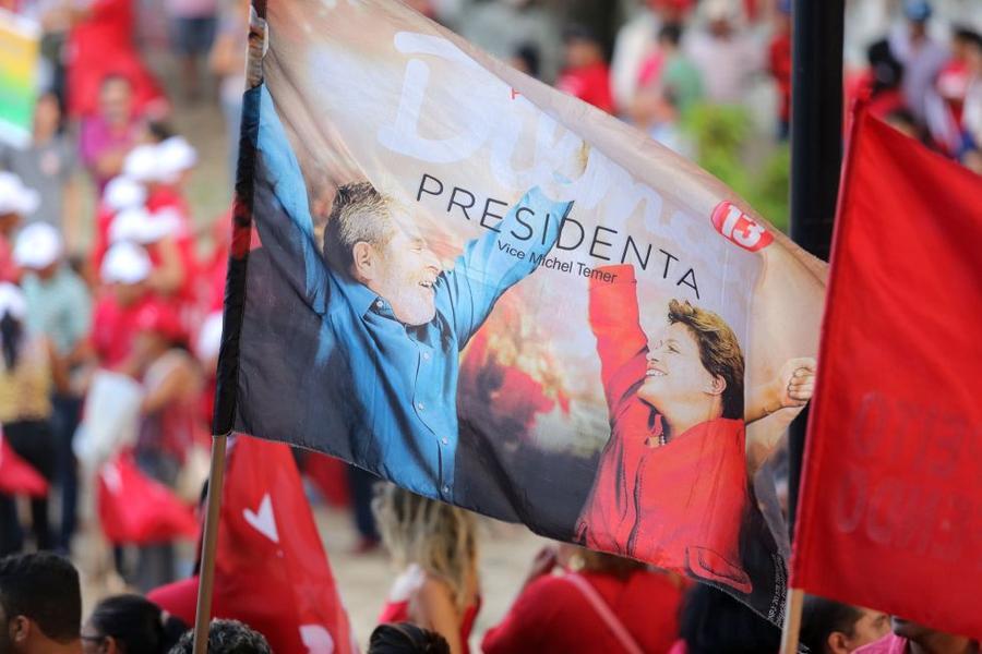 O mote dos protestos desta sexta-feira, 18, no Centro de Fortaleza,  foi em defesa da democracia e contra o impeachment da presidente Dilma Rousseff. Foto: Fbio Lima/ O POVO