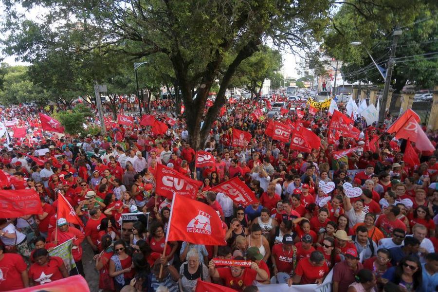 O mote dos protestos desta sexta-feira, 18, no Centro de Fortaleza,  foi em defesa da democracia e contra o impeachment da presidente Dilma Rousseff. Foto: Fbio Lima/ O POVO