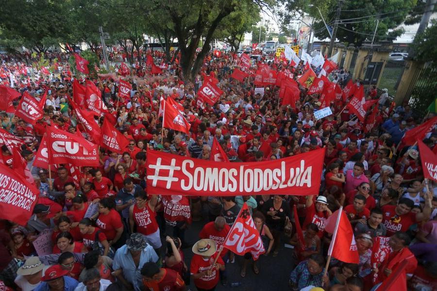 O mote dos protestos desta sexta-feira, 18, no Centro de Fortaleza,  foi em defesa da democracia e contra o impeachment da presidente Dilma Rousseff. Foto: Fbio Lima/ O POVO