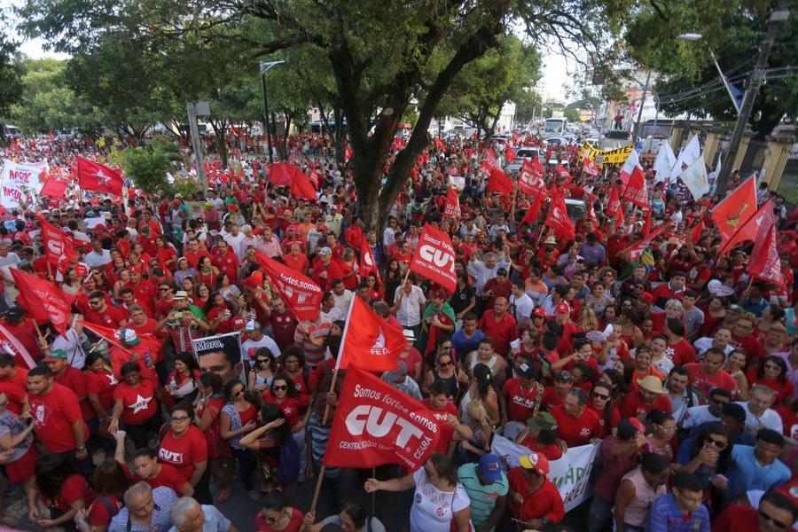 O mote dos protestos desta sexta-feira, 18, no Centro de Fortaleza,  foi em defesa da democracia e contra o impeachment da presidente Dilma Rousseff. Foto: Fbio Lima/ O POVO