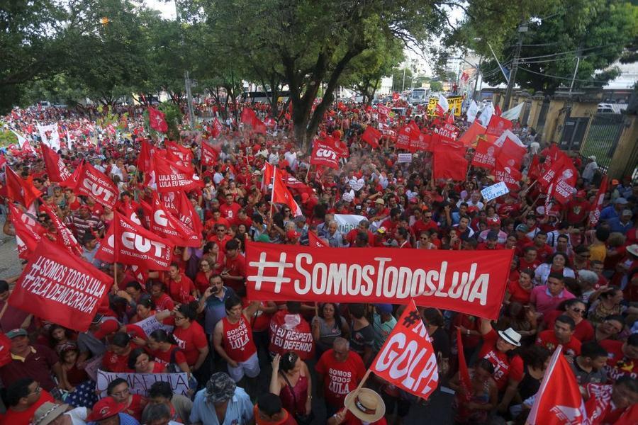 O mote dos protestos desta sexta-feira, 18, no Centro de Fortaleza,  foi em defesa da democracia e contra o impeachment da presidente Dilma Rousseff. Foto: Fbio Lima/ O POVO