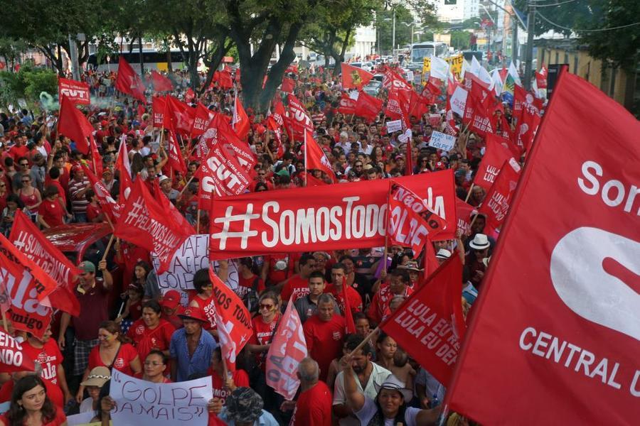 O mote dos protestos desta sexta-feira, 18, no Centro de Fortaleza,  foi em defesa da democracia e contra o impeachment da presidente Dilma Rousseff. Foto: Fbio Lima/ O POVO