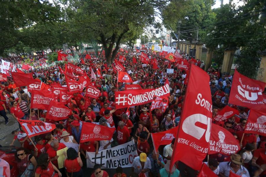 O mote dos protestos desta sexta-feira, 18, no Centro de Fortaleza,  foi em defesa da democracia e contra o impeachment da presidente Dilma Rousseff. Foto: Fbio Lima/ O POVO