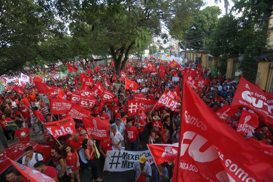 O mote dos protestos desta sexta-feira, 18, no Centro de Fortaleza,  foi em defesa da democracia e contra o impeachment da presidente Dilma Rousseff. Foto: Fbio Lima/ O POVO