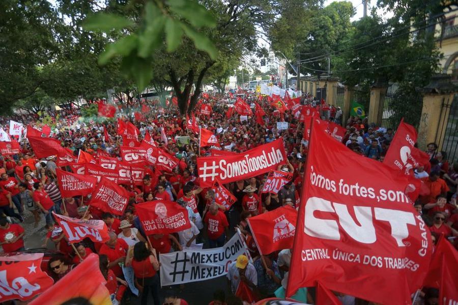 O mote dos protestos desta sexta-feira, 18, no Centro de Fortaleza,  foi em defesa da democracia e contra o impeachment da presidente Dilma Rousseff. Foto: Fbio Lima/ O POVO