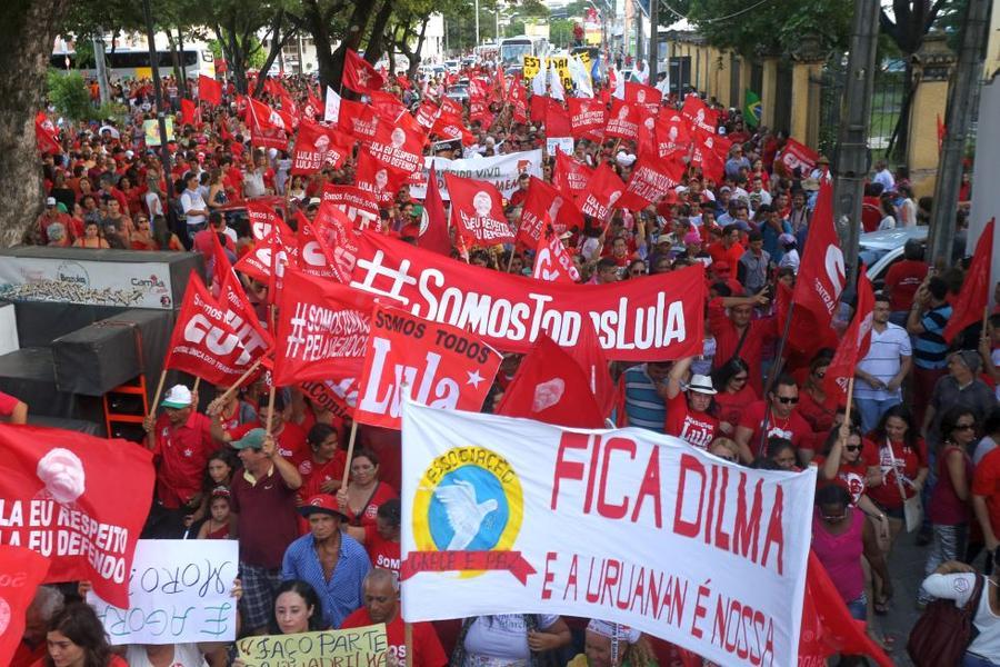 O mote dos protestos desta sexta-feira, 18, no Centro de Fortaleza,  foi em defesa da democracia e contra o impeachment da presidente Dilma Rousseff. Foto: Fbio Lima/ O POVO