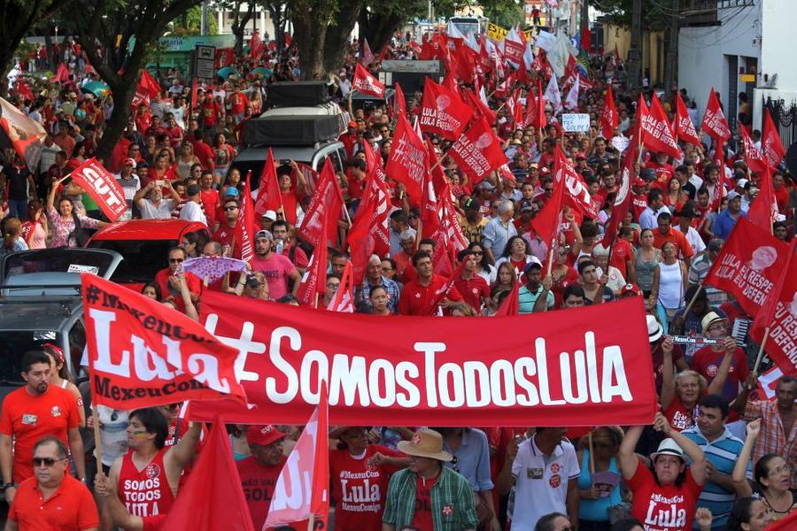 O mote dos protestos desta sexta-feira, 18, no Centro de Fortaleza,  foi em defesa da democracia e contra o impeachment da presidente Dilma Rousseff. Foto: Fbio Lima/ O POVO