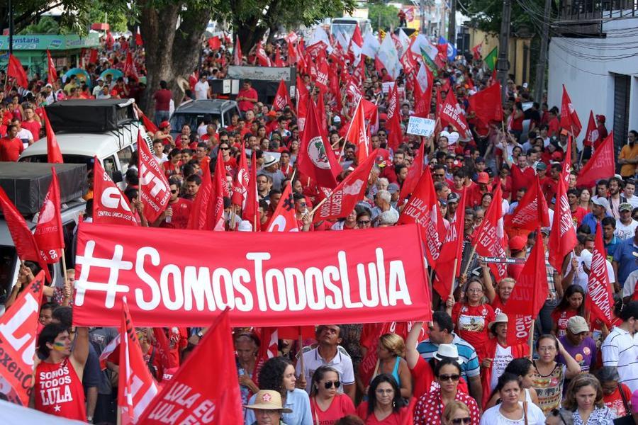 O mote dos protestos desta sexta-feira, 18, no Centro de Fortaleza,  foi em defesa da democracia e contra o impeachment da presidente Dilma Rousseff. Foto: Fbio Lima/ O POVO