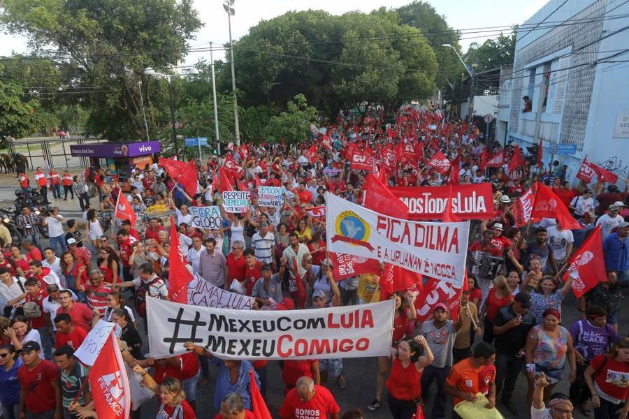 O mote dos protestos desta sexta-feira, 18, no Centro de Fortaleza,  foi em defesa da democracia e contra o impeachment da presidente Dilma Rousseff. Foto: Fbio Lima/ O POVO