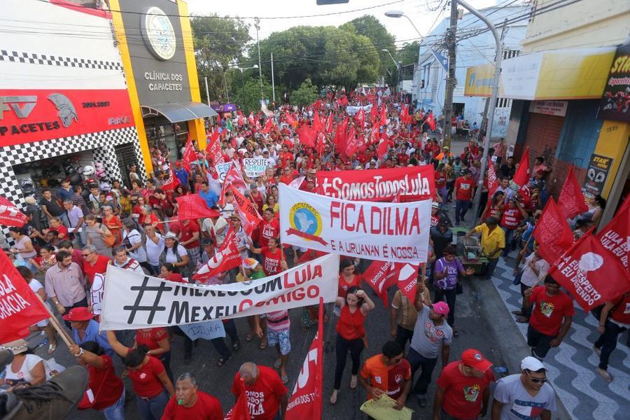 O mote dos protestos desta sexta-feira, 18, no Centro de Fortaleza,  foi em defesa da democracia e contra o impeachment da presidente Dilma Rousseff. Foto: Fbio Lima/ O POVO