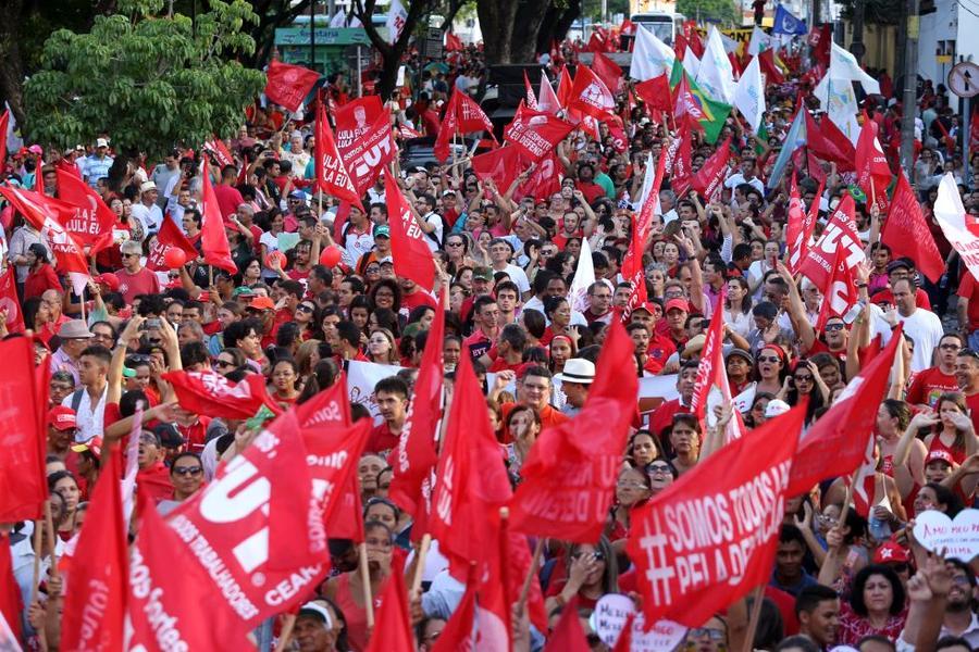 O mote dos protestos desta sexta-feira, 18, no Centro de Fortaleza,  foi em defesa da democracia e contra o impeachment da presidente Dilma Rousseff. Foto: Fbio Lima/ O POVO