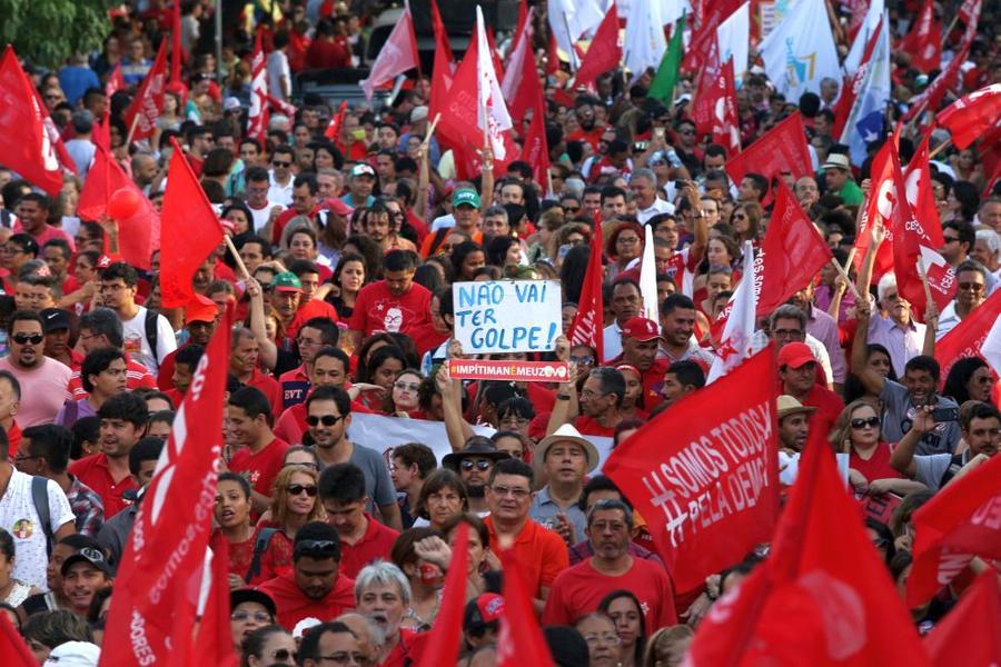 O mote dos protestos desta sexta-feira, 18, no Centro de Fortaleza,  foi em defesa da democracia e contra o impeachment da presidente Dilma Rousseff. Foto: Fbio Lima/ O POVO