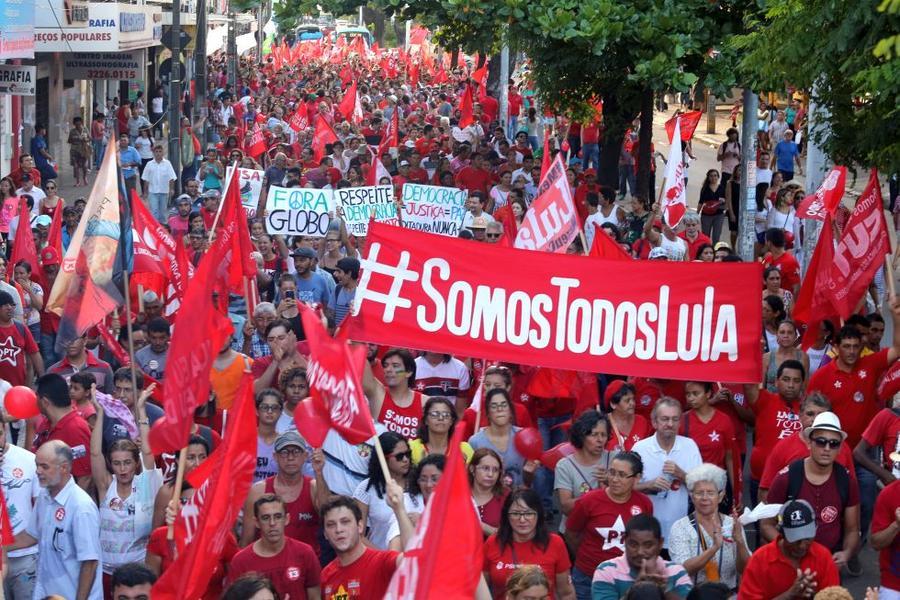 O mote dos protestos desta sexta-feira, 18, no Centro de Fortaleza,  foi em defesa da democracia e contra o impeachment da presidente Dilma Rousseff. Foto: Fbio Lima/ O POVO