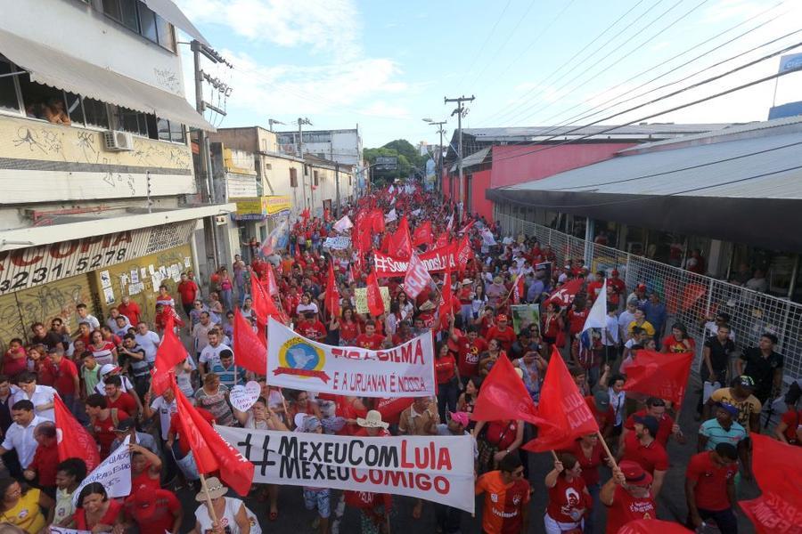 O mote dos protestos desta sexta-feira, 18, no Centro de Fortaleza,  foi em defesa da democracia e contra o impeachment da presidente Dilma Rousseff. Foto: Fbio Lima/ O POVO