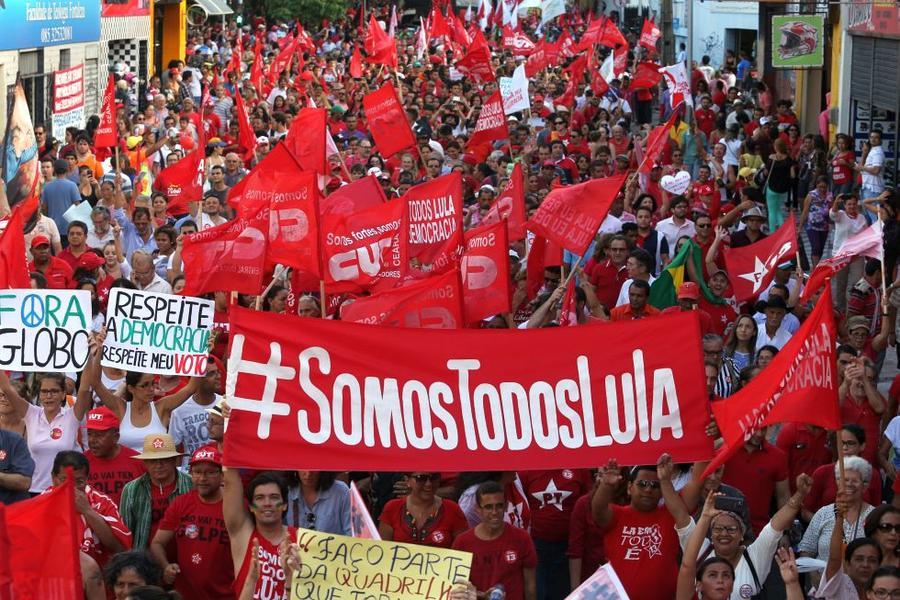 O mote dos protestos desta sexta-feira, 18, no Centro de Fortaleza,  foi em defesa da democracia e contra o impeachment da presidente Dilma Rousseff. Foto: Fbio Lima/ O POVO