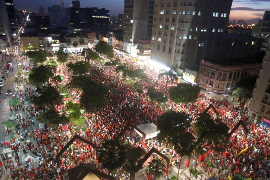 O mote dos protestos desta sexta-feira, 18, no Centro de Fortaleza,  foi em defesa da democracia e contra o impeachment da presidente Dilma Rousseff. Foto: Fbio Lima/ O POVO