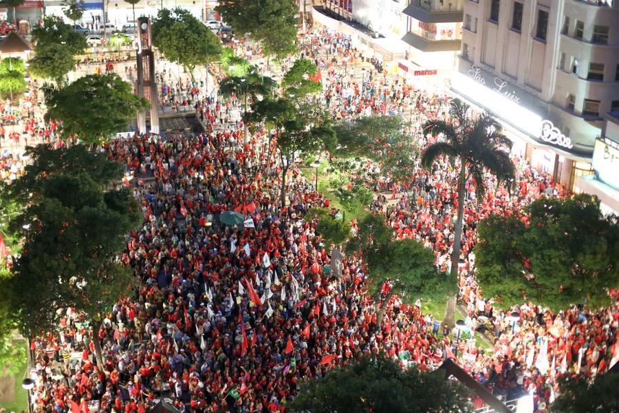 O mote dos protestos desta sexta-feira, 18, no Centro de Fortaleza,  foi em defesa da democracia e contra o impeachment da presidente Dilma Rousseff. Foto: Fbio Lima/ O POVO