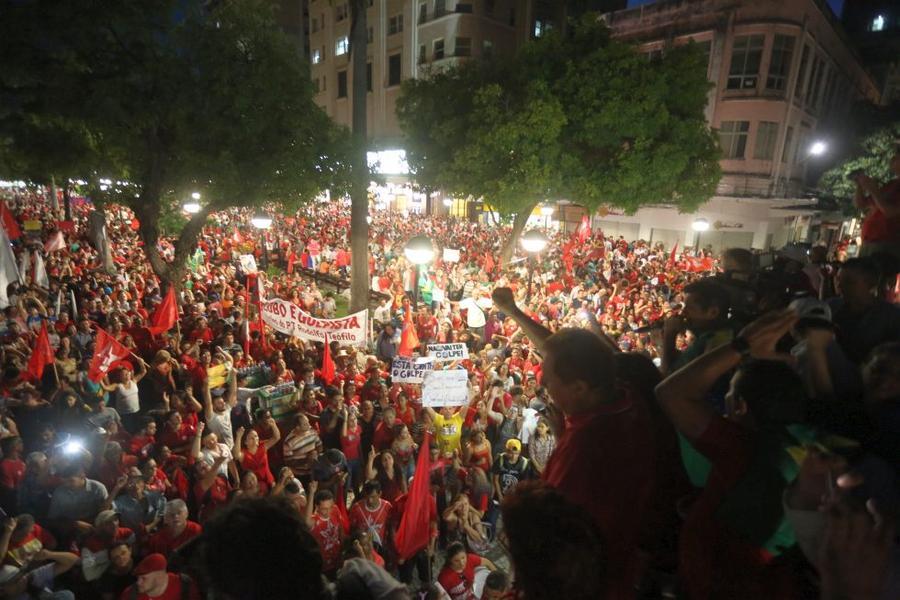 O mote dos protestos desta sexta-feira, 18, no Centro de Fortaleza,  foi em defesa da democracia e contra o impeachment da presidente Dilma Rousseff. Foto: Fbio Lima/ O POVO