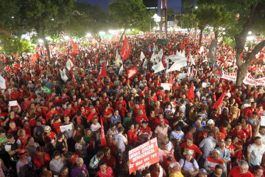 O mote dos protestos desta sexta-feira, 18, no Centro de Fortaleza,  foi em defesa da democracia e contra o impeachment da presidente Dilma Rousseff. Foto: Fbio Lima/ O POVO