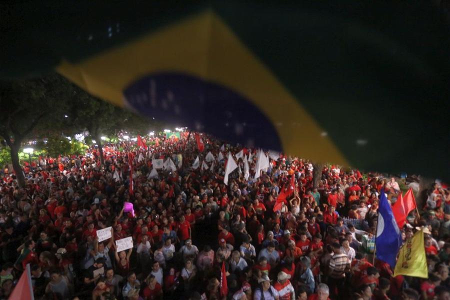 O mote dos protestos desta sexta-feira, 18, no Centro de Fortaleza,  foi em defesa da democracia e contra o impeachment da presidente Dilma Rousseff. Foto: Fbio Lima/ O POVO