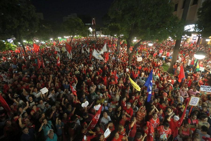 O mote dos protestos desta sexta-feira, 18, no Centro de Fortaleza,  foi em defesa da democracia e contra o impeachment da presidente Dilma Rousseff. Foto: Fbio Lima/ O POVO