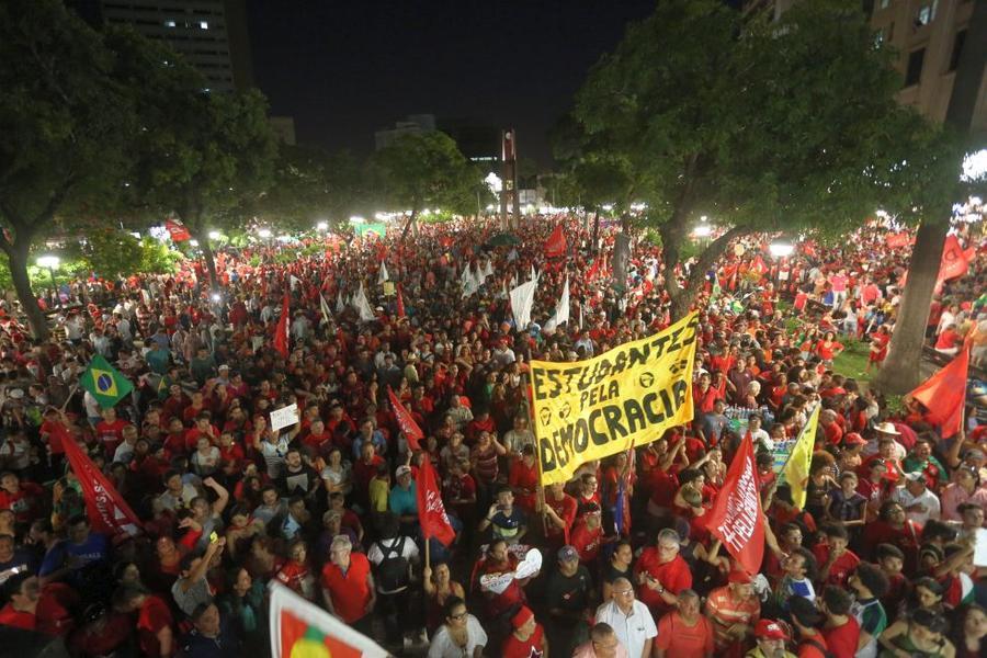 O mote dos protestos desta sexta-feira, 18, no Centro de Fortaleza,  foi em defesa da democracia e contra o impeachment da presidente Dilma Rousseff. Foto: Fbio Lima/ O POVO