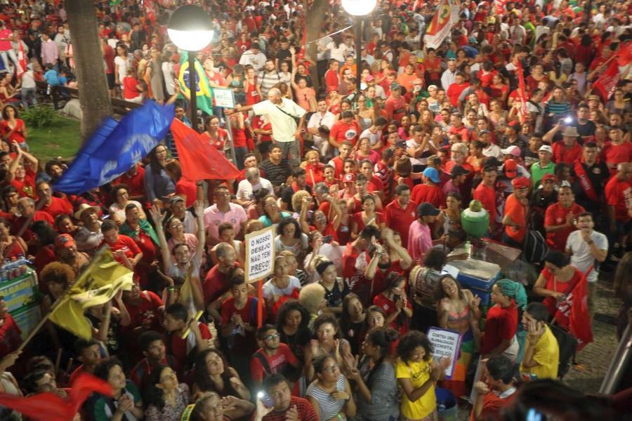 O mote dos protestos desta sexta-feira, 18, no Centro de Fortaleza,  foi em defesa da democracia e contra o impeachment da presidente Dilma Rousseff. Foto: Fbio Lima/ O POVO