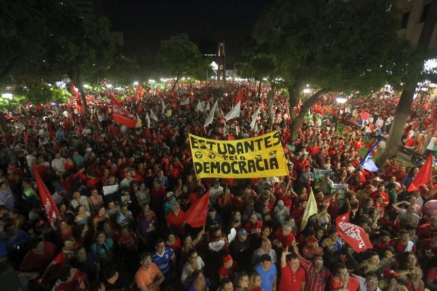 O mote dos protestos desta sexta-feira, 18, no Centro de Fortaleza,  foi em defesa da democracia e contra o impeachment da presidente Dilma Rousseff. Foto: Fbio Lima/ O POVO