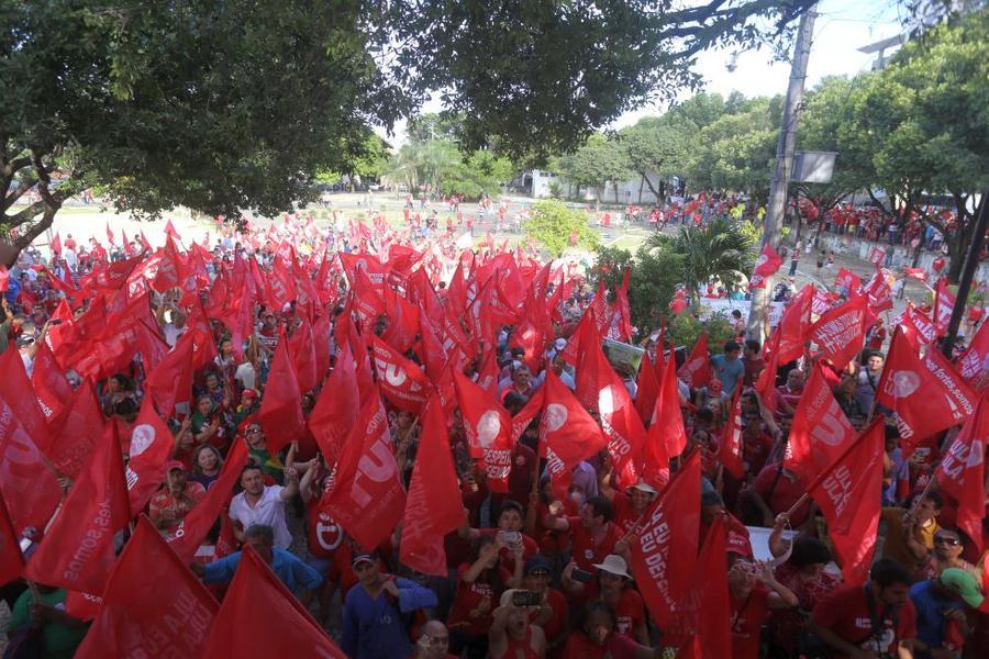 O mote dos protestos desta sexta-feira, 18, no Centro de Fortaleza,  foi em defesa da democracia e contra o impeachment da presidente Dilma Rousseff. Foto: Fbio Lima/ O POVO