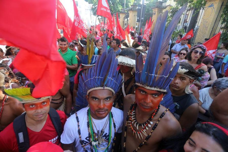 O mote dos protestos desta sexta-feira, 18, no Centro de Fortaleza,  foi em defesa da democracia e contra o impeachment da presidente Dilma Rousseff. Foto: Fbio Lima/ O POVO