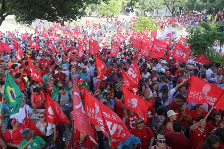 O mote dos protestos desta sexta-feira, 18, no Centro de Fortaleza,  foi em defesa da democracia e contra o impeachment da presidente Dilma Rousseff. Foto: Fbio Lima/ O POVO