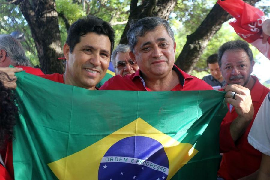 O mote dos protestos desta sexta-feira, 18, no Centro de Fortaleza,  foi em defesa da democracia e contra o impeachment da presidente Dilma Rousseff. Foto: Fbio Lima/ O POVO