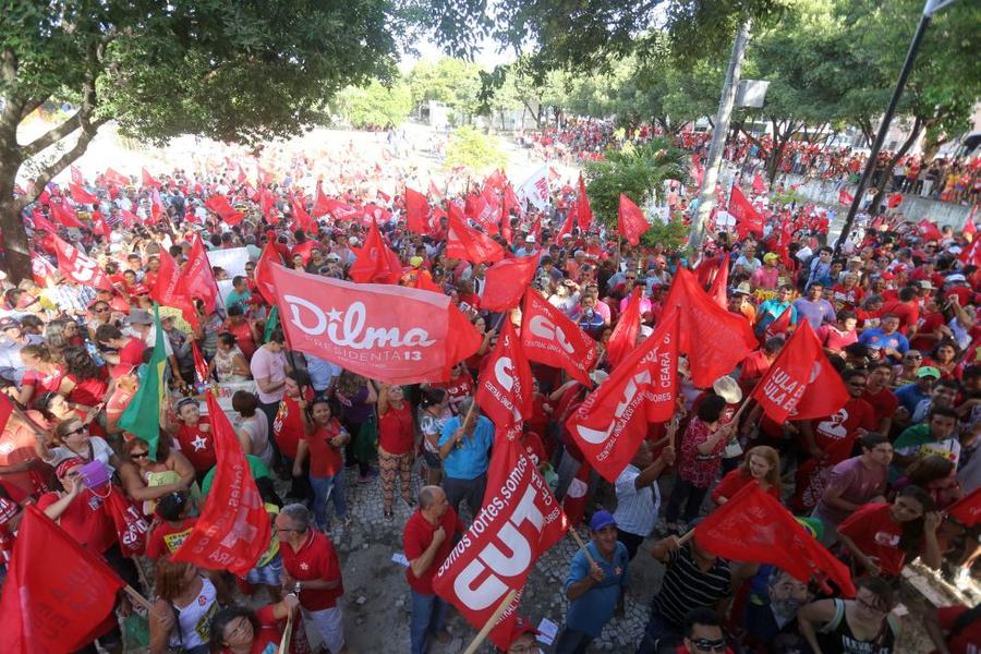 O mote dos protestos desta sexta-feira, 18, no Centro de Fortaleza,  foi em defesa da democracia e contra o impeachment da presidente Dilma Rousseff. Foto: Fbio Lima/ O POVO