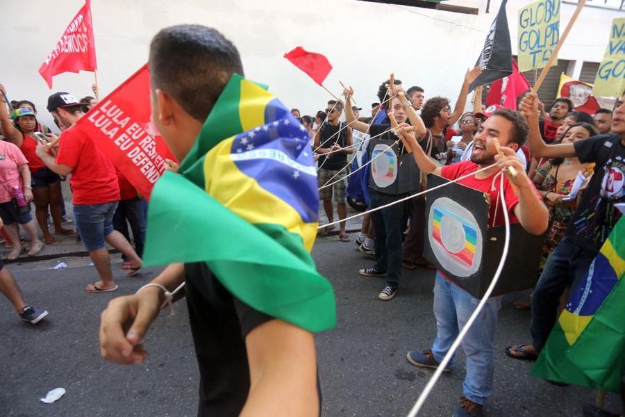 O mote dos protestos desta sexta-feira, 18, no Centro de Fortaleza,  foi em defesa da democracia e contra o impeachment da presidente Dilma Rousseff. Foto: Fbio Lima/ O POVO