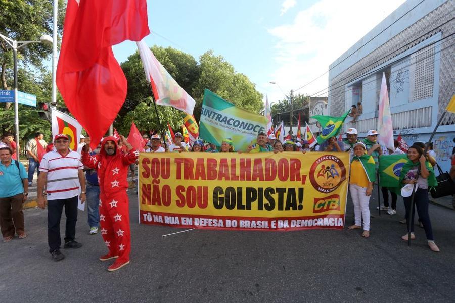 O mote dos protestos desta sexta-feira, 18, no Centro de Fortaleza,  foi em defesa da democracia e contra o impeachment da presidente Dilma Rousseff. Foto: Fbio Lima/ O POVO