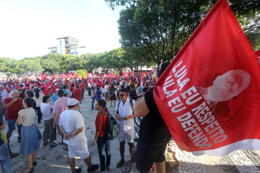 O mote dos protestos desta sexta-feira, 18, no Centro de Fortaleza,  foi em defesa da democracia e contra o impeachment da presidente Dilma Rousseff. Foto: Fbio Lima/ O POVO