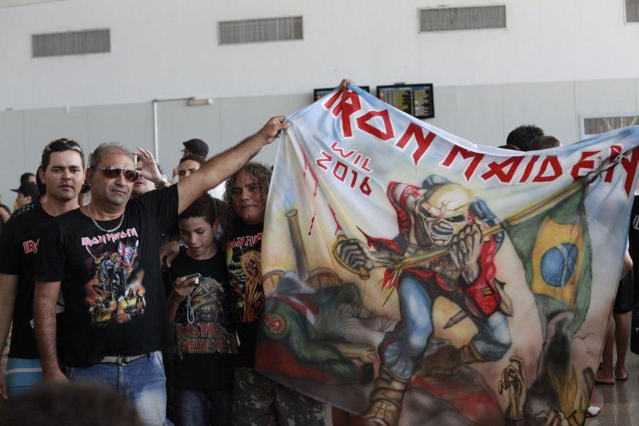 O avio Eddie Force One, da banda Iron Maiden, desembarcou em Fortaleza na tarde desta quarta-feira, 23. Centenas de fs compareceram ao Aeroporto Internacional Pinto Martins para conferir a chegada dos roqueiros. (Fotos: Julio Caesar/Especial para O POVO)