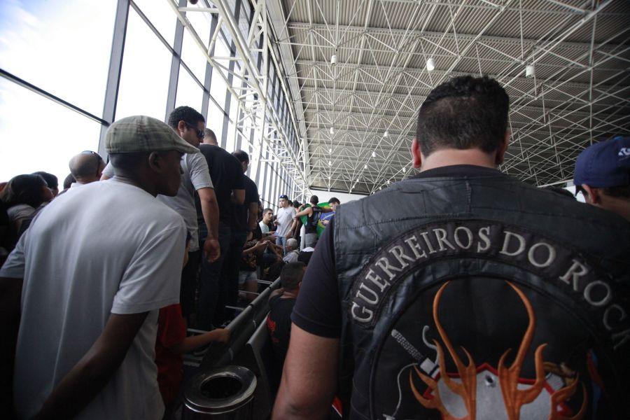 O avio Eddie Force One, da banda Iron Maiden, desembarcou em Fortaleza na tarde desta quarta-feira, 23. Centenas de fs compareceram ao Aeroporto Internacional Pinto Martins para conferir a chegada dos roqueiros. (Fotos: Julio Caesar/Especial para O POVO)