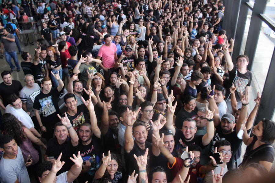 O avio Eddie Force One, da banda Iron Maiden, desembarcou em Fortaleza na tarde desta quarta-feira, 23. Centenas de fs compareceram ao Aeroporto Internacional Pinto Martins para conferir a chegada dos roqueiros. (Fotos: Mateus Dantas/Especial para O POVO)