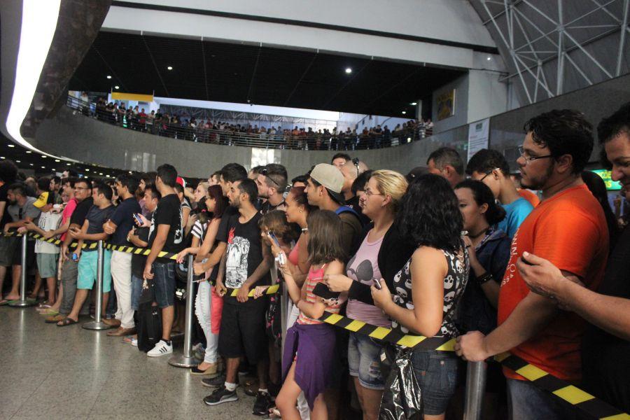 O avio Eddie Force One, da banda Iron Maiden, desembarcou em Fortaleza na tarde desta quarta-feira, 23. Centenas de fs compareceram ao Aeroporto Internacional Pinto Martins para conferir a chegada dos roqueiros. (Fotos: Mateus Dantas/Especial para O POVO)