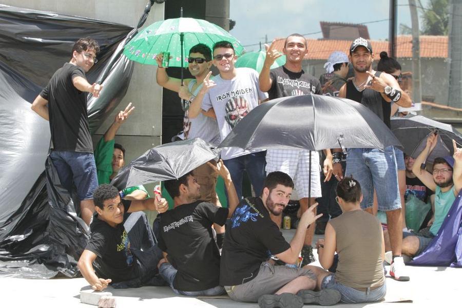 Centenas de fs j aguardavam a abertura dos portes na manh desta quinta-feira, 24. A banda britnica se apresenta pela primeira vez em Fortaleza. (Fotos: Evilzio Bezerra/O POVO)
