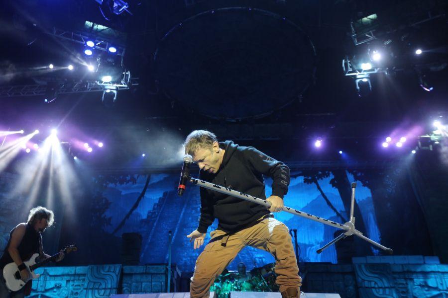 Bruce Dickinson comandou a noite na Arena Castelo  frente do Iron Maiden. Antes dos veteranos da banda britnica, o pblico conferiu os shows do The Raven Age e do Anthrax. (Foto: Fabio Lima/O POVO)