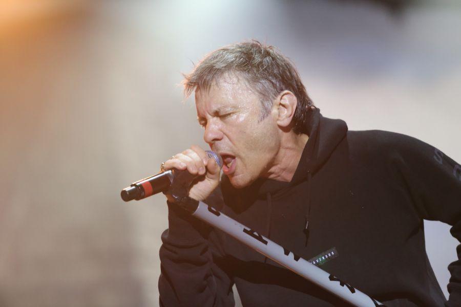 Bruce Dickinson comandou a noite na Arena Castelo  frente do Iron Maiden. Antes dos veteranos da banda britnica, o pblico conferiu os shows do The Raven Age e do Anthrax. (Foto: Fabio Lima/O POVO)