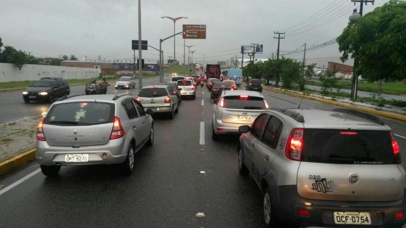 Engarrafamento na rodovia senador Carlos Jereissati l Evilzio Bezerra