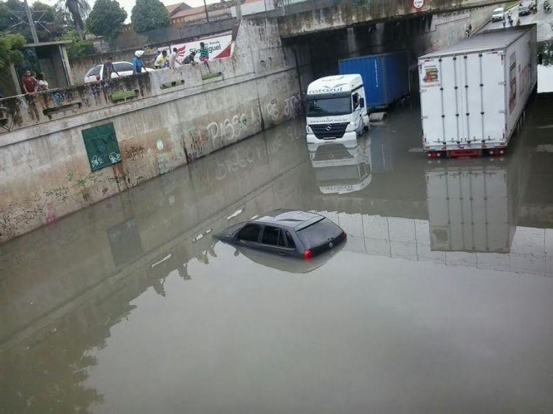 Carro fica quase todo submerso no Tnel do Mondubim l  l Evilzio Bezerra