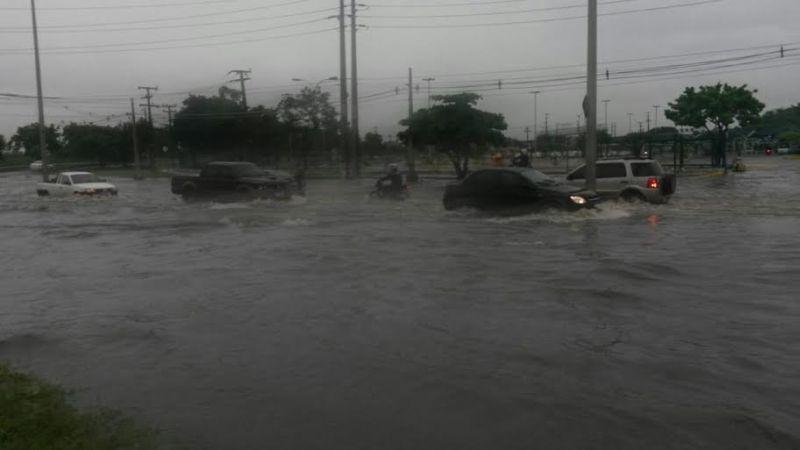 Avenida Alberto Craveiro, na altura do Makro,  ponto recorrente de alagamento l Fotos: Evilazio Bezerra