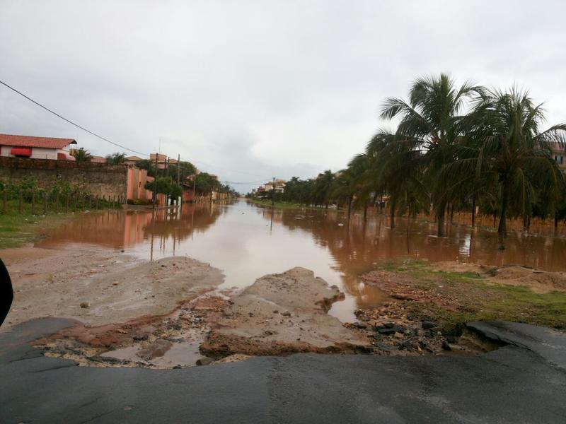 Avenida dos Oceanos, no Porto das Dunas (Aquiraz), tambm ficou prejudicada | Fotos: Enviado por leito via Whatsapp O POVO