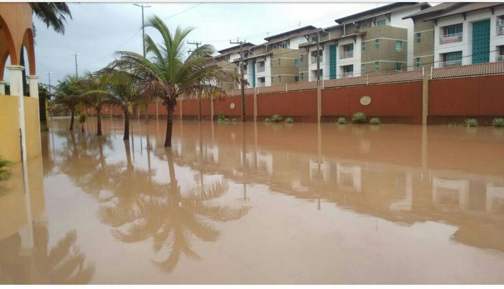 Rua Mediterrnea foi outra via do Porto das Dunas que sofreu com as chuvas desta manh | Fotos: Enviado por leito via Whatsapp O POVO