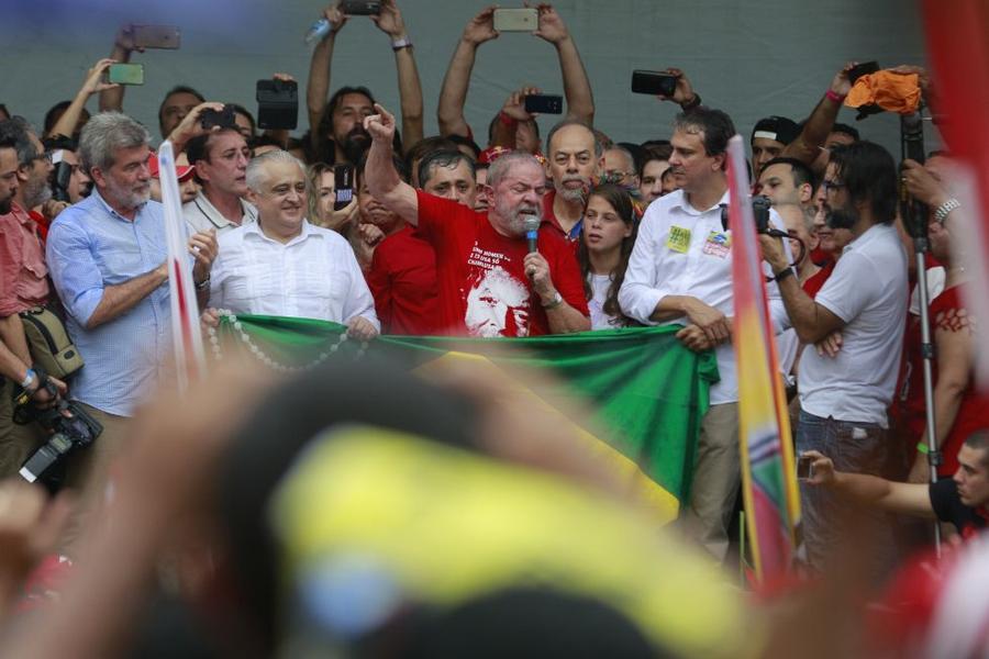 Lula em manifestao na Praa do Ferreira. FOTOS: FCO FONTENELE